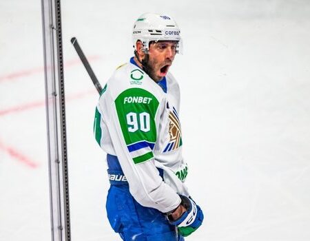 Главные моменты дня в КХЛ: Ливо сравнялся с Мозякиным, исторический хет-трик Михайлова