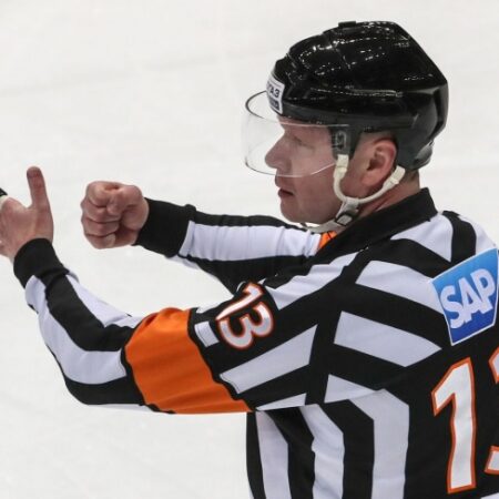 Арбитры Сергей Кулаков и Денис Бондарь завершают профессиональную карьеру