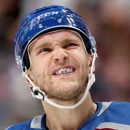 Микко Рантанен из «Старз» играет в защитной маске после попадания шайбы в лицо