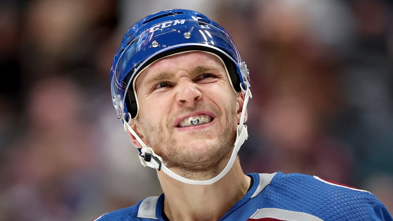 Preview Микко Рантанен из «Старз» играет в защитной маске после попадания шайбы в лицо