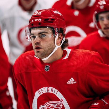 «Сенаторз» вырвались вперед в начале и удержали победу над «Ред Уингз»