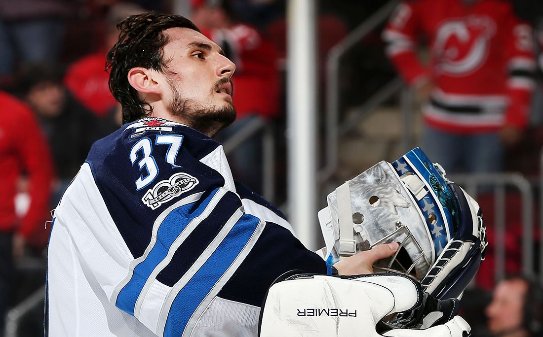 Preview Коннор Хеллебайк из «Джетс» считает вратарскую драку в плей-офф «глупой»