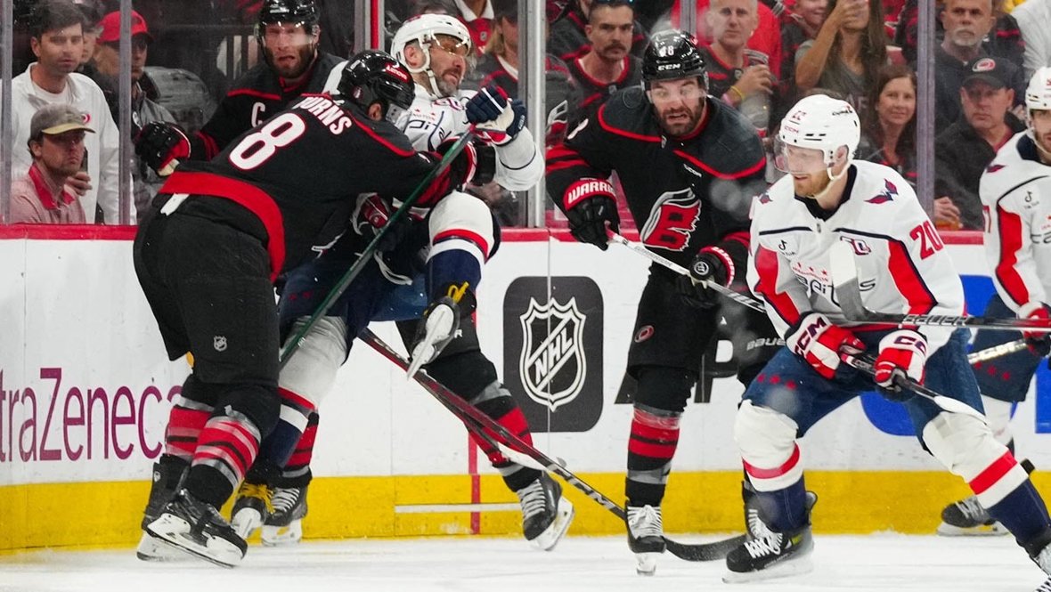 Preview Нападающий «Каролина Харрикейнз» Джордан Мартинук получил травму в Матче 3 против «Кэпиталз»