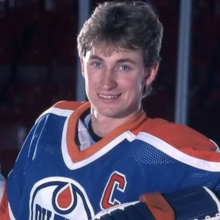 Уэйн Гретцки в раздевалке «Старз» после победы и перед матчем с «Ойлерз»