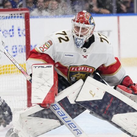 Бобровский помог «Пантерз» взять ранний контроль над серией против «Харрикейнз»