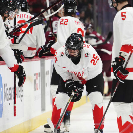 Потенциальный первый номер драфта НХЛ Мэттью Шефер помогает обществу во время Комбайна