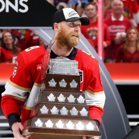 Сэм Беннетт из «Пантерз» стал обладателем Трофея Конна Смайта