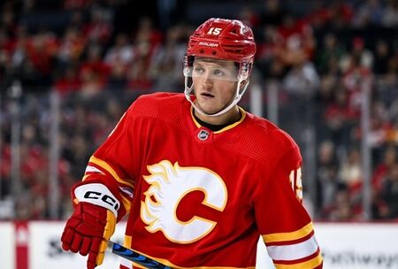 «Флэймз» переподписали контракт с нападающим Драйденом Хантом на два года