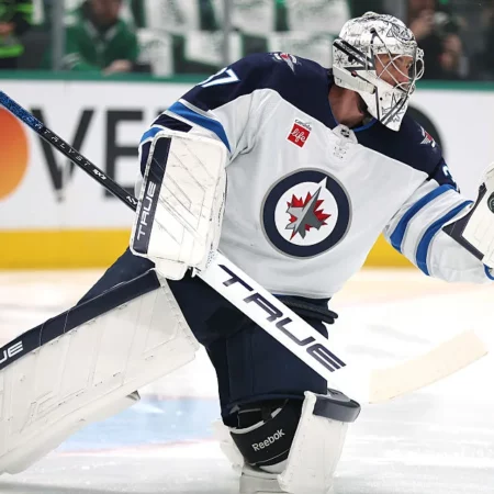 Вратарь «Виннипег Джетс» Коннор Хеллебайк получил Призы Харта и Везина после выдающегося сезона