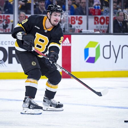 «Бостон Брюинз» продлили контракт с защитником Мэйсоном Лори