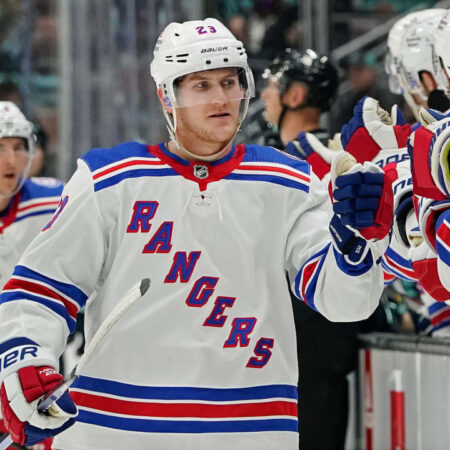 «Рейнджерс» продлили контракт с Адамом Эдстромом