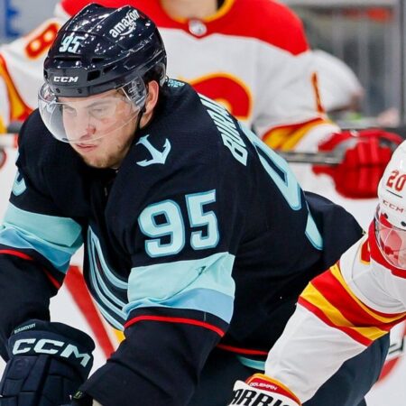 «Блэкхокс» обменяли Джо Велено на Андре Бураковски из «Кракен»