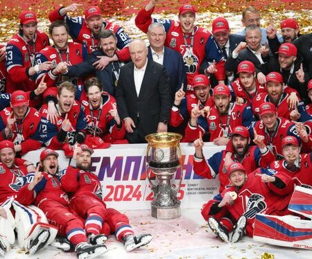 Игроки «Локомотива» посетили вузы Ярославля с Кубком Гагарина