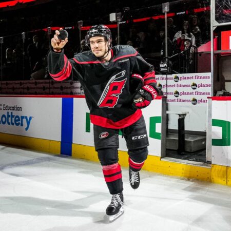 «Каролина Харрикейнз» подписали долгосрочный контракт с Логаном Стэнковеном