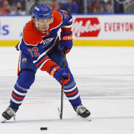 Ойлерз приобретают Айзека Ховарда из Лайтнинг в обмен на Сэма О’Райли