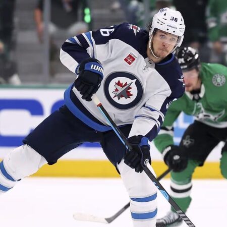 Виннипег Джетс переподписали форварда Моргана Баррона: двухлетний контракт на $3,7 млн