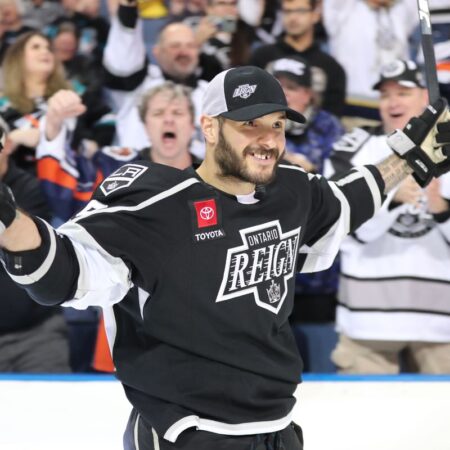 «Лос-Анджелес Кингз» продлили контракт с Алексом Лаферьером