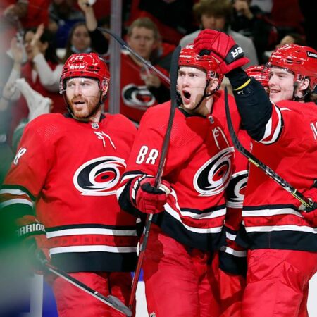 «Каролина Харрикейнз» подписала Оливера Кайлингтона и Дживани Смита на просмотровые контракты