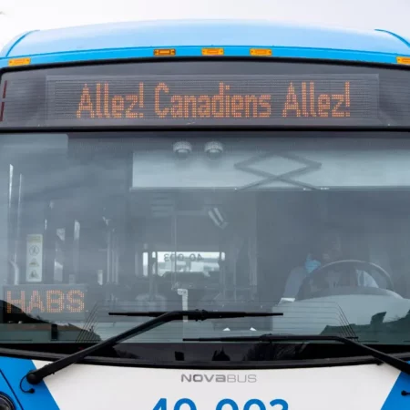Агентство общественного транспорта Монреаля: Возвращение слогана «Go Habs Go!» на автобусы отложено до зимы из-за высокой стоимости