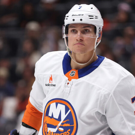 Островитяне и Максим Цыплаков договорились о двухлетнем контракте, избежав арбитража