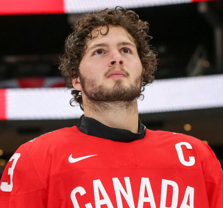 Мейсон Мактавиш из «Анахайм Дакс» тренируется с «Оттава 67с» на фоне контрактного тупика