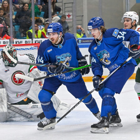 «Барыс» уступил «Ак Барсу» на домашнем льду